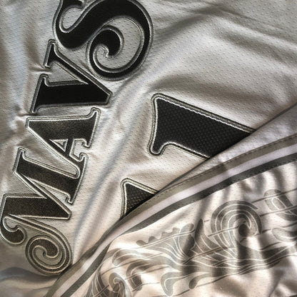 Dallas Mavericks Kyrie Irving #11 Throwback  Jersey -  Dense Embroidery